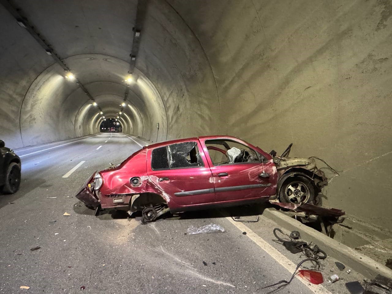 tunelde feci kaza aracin motoru metrelerce ileri savruldu hiz kadrani 200de takili kaldi 2 Oj4OuQHn