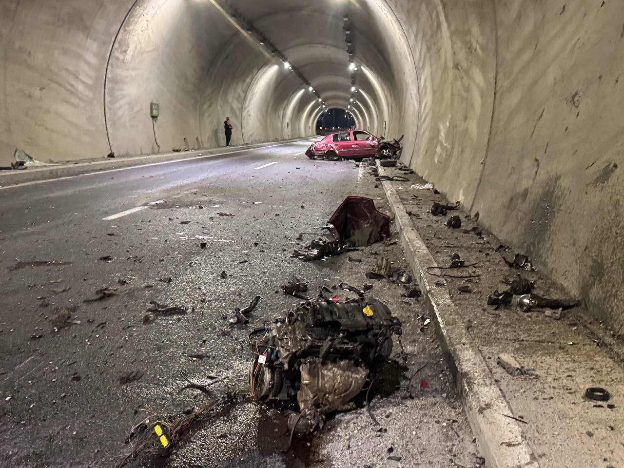 tunelde feci kaza aracin motoru metrelerce ileri savruldu hiz kadrani 200de takili kaldi 4 Kvs6KYSz