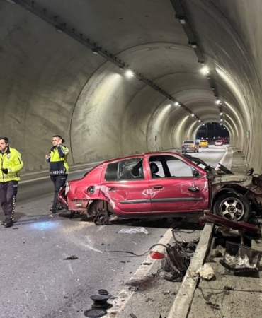 tunelde-feci-kaza-aracin-motoru-metrelerce-ileri-savruldu-hiz-kadrani-200de-takili-kaldi-NkFV4Yfz.jpg