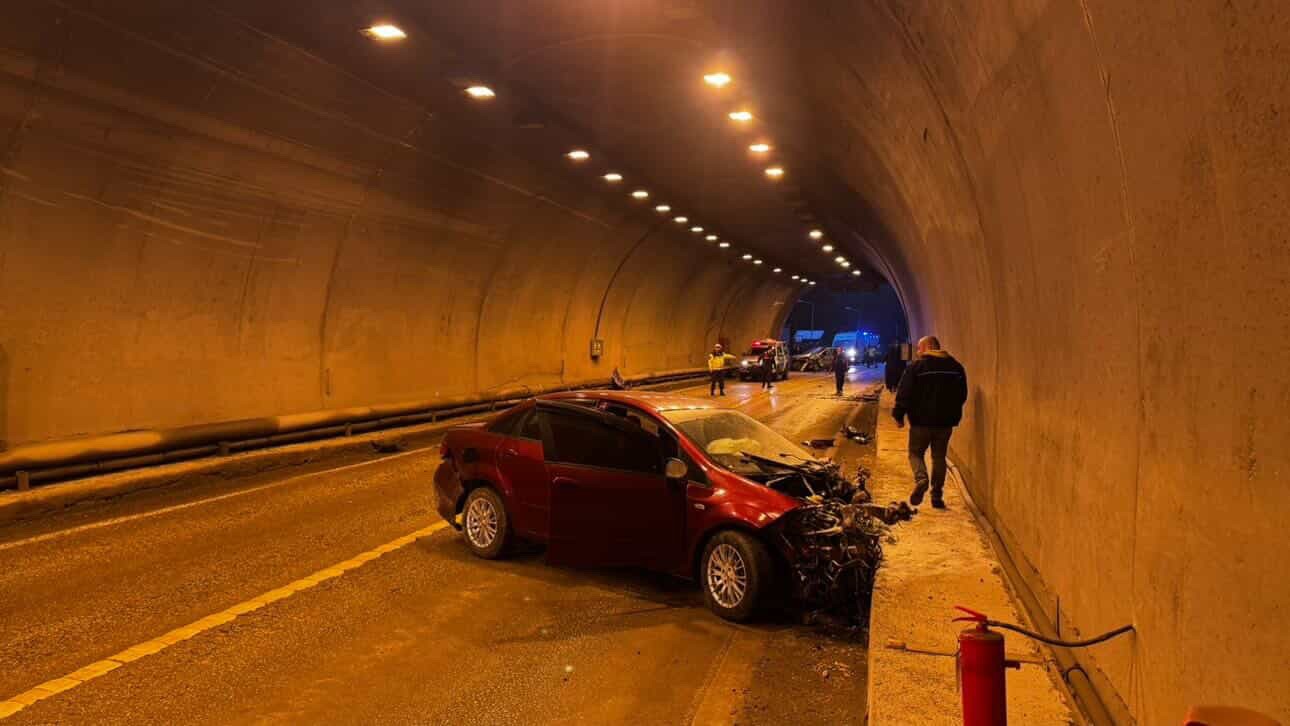 tunelde iki otomobil carpisti 7 yarali 0