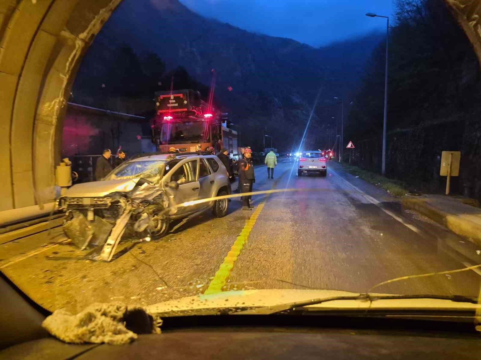 tunelde iki otomobil carpisti 7 yarali 1 ZgrGjLr1