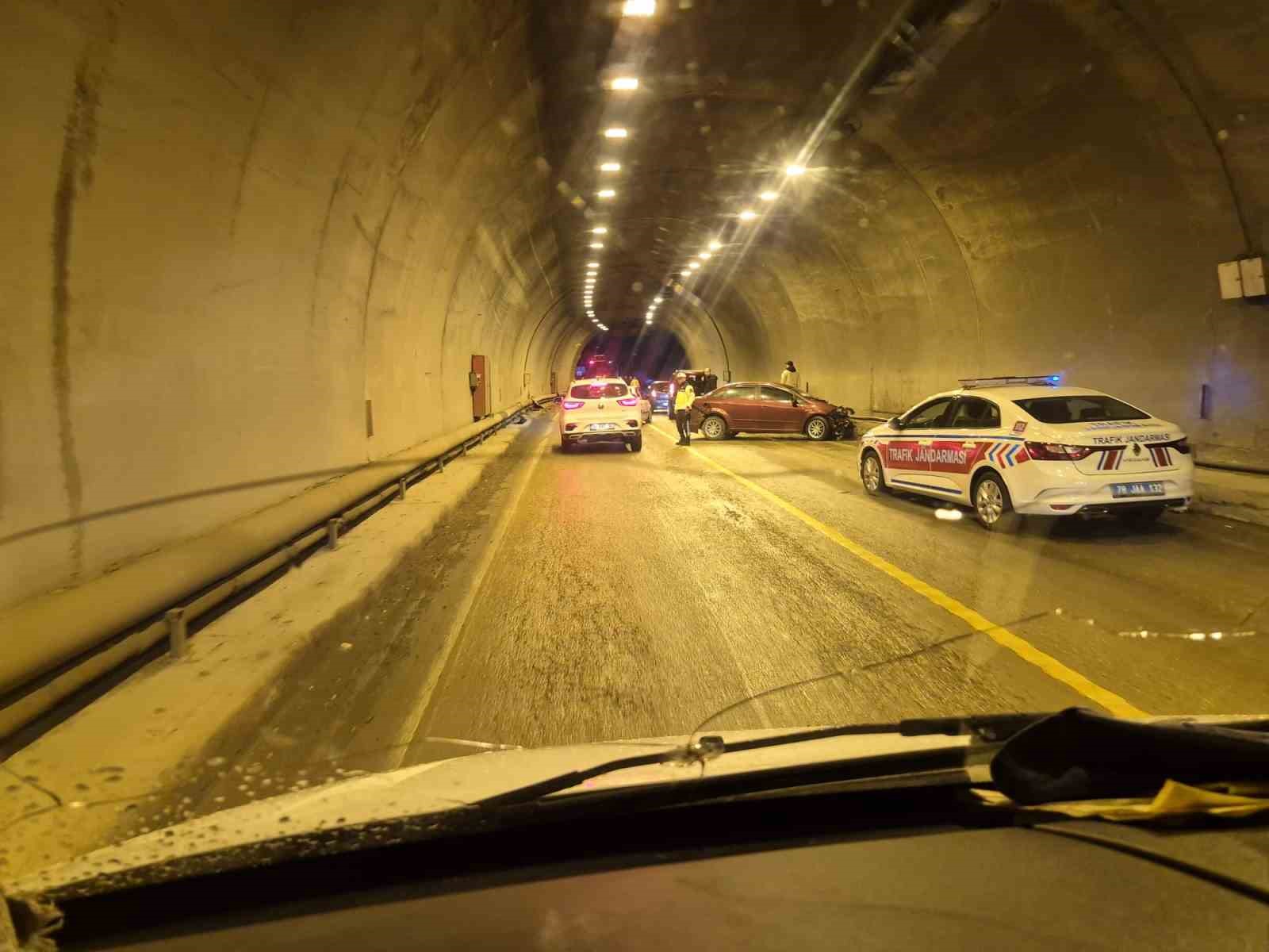 tunelde iki otomobil carpisti 7 yarali 2 SBNXW1uV