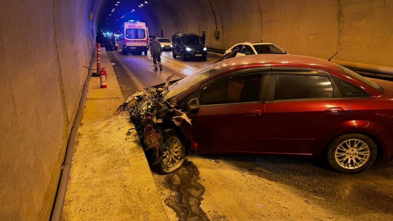 tunelde iki otomobil carpisti 7 yarali 3 KFl1sCgZ