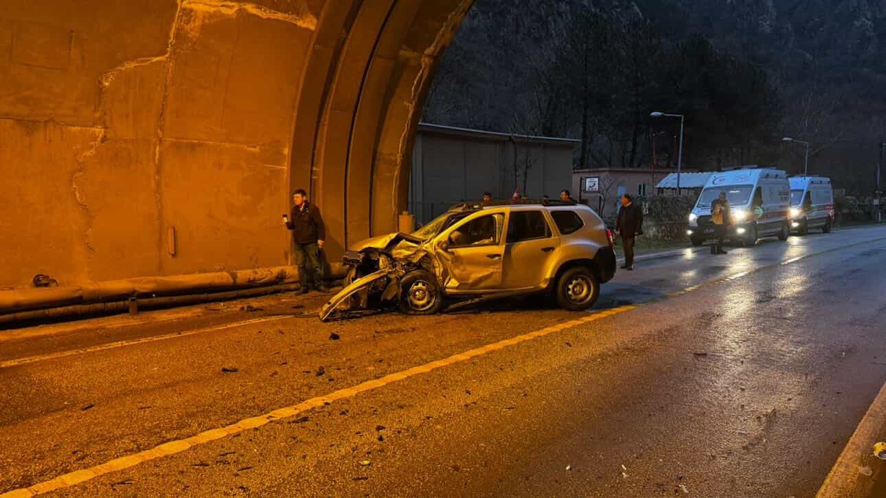 tunelde iki otomobil carpisti 7 yarali 4
