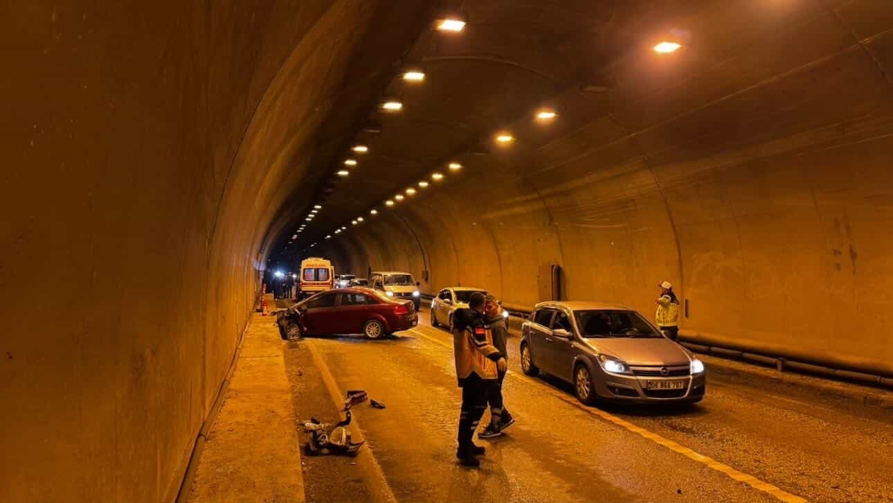 tunelde iki otomobil carpisti 7 yarali 5 yPgeGFWH