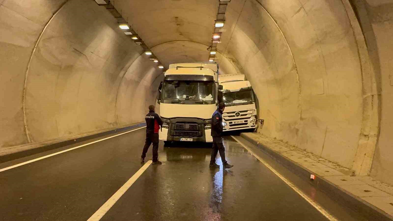 tunelde iki tir carpisti 1 yarali 1 hiREM2tj