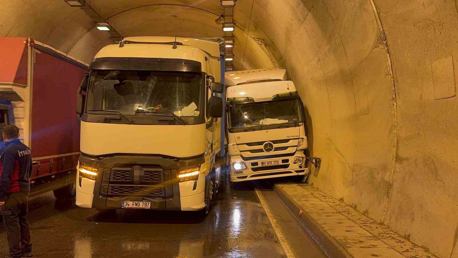 tunelde iki tir carpisti 1 yarali 2 3Md9SSBJ