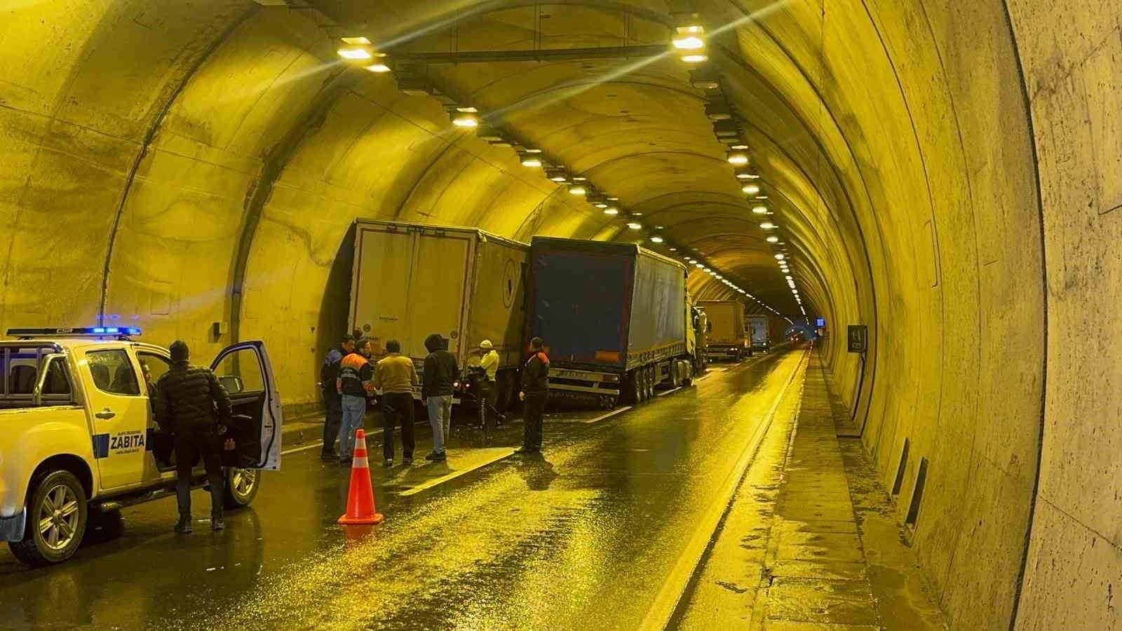 tunelde iki tir carpisti 1 yarali 3 2OmZpGJO
