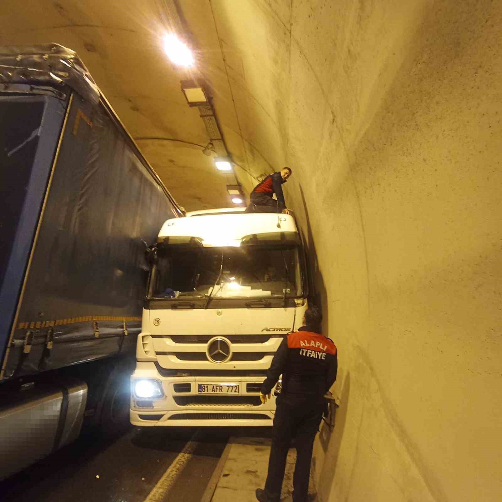 tunelde iki tir carpisti 1 yarali 6 Uz1j69YY