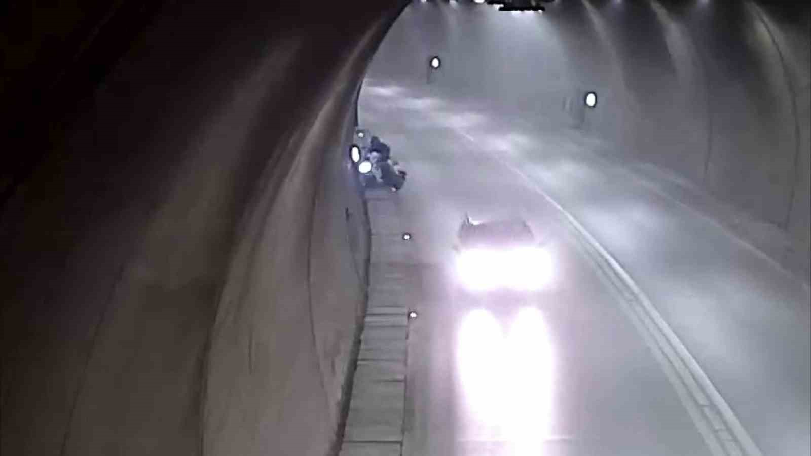 tunelde motosikletle takla atti bir dakika sonra yoluna devam etti 1 LUmL1ACf