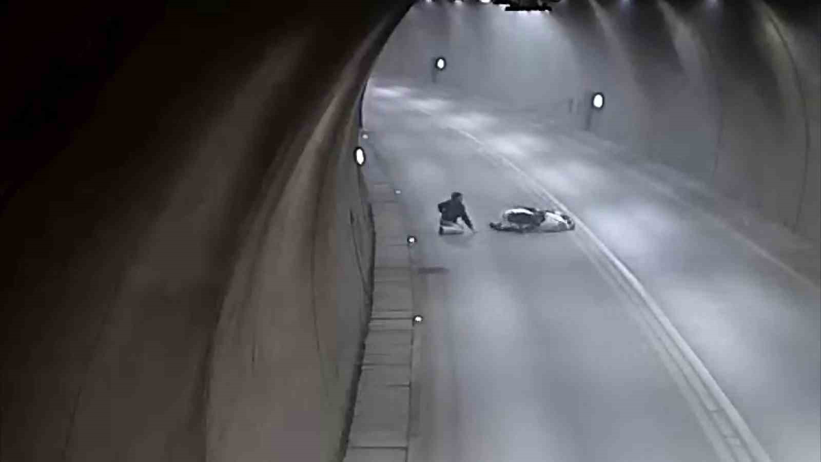 tunelde motosikletle takla atti bir dakika sonra yoluna devam etti 2 ZZeygNbQ