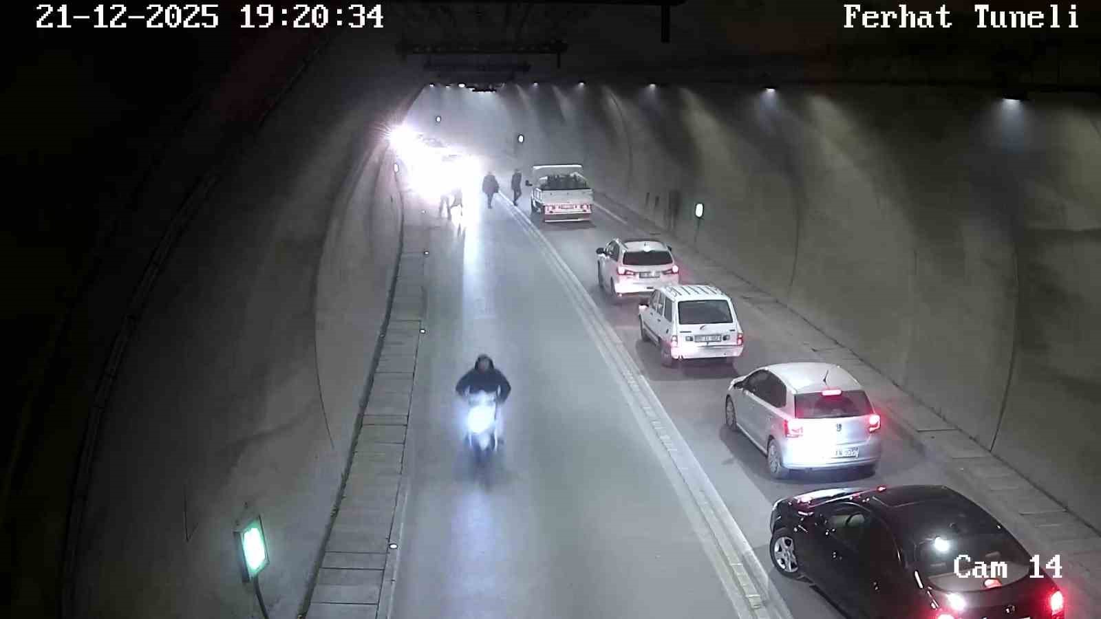 tunelde motosikletle takla atti bir dakika sonra yoluna devam etti 3 7DcdPYkT