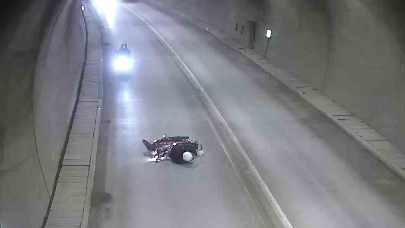 Tünelde motosikletten düşüp metrelerce sürüklendi: Kaza anı kamerada 4 tunelde motosikletten dusup metrelerce suruklendi kaza ani kamerada 0