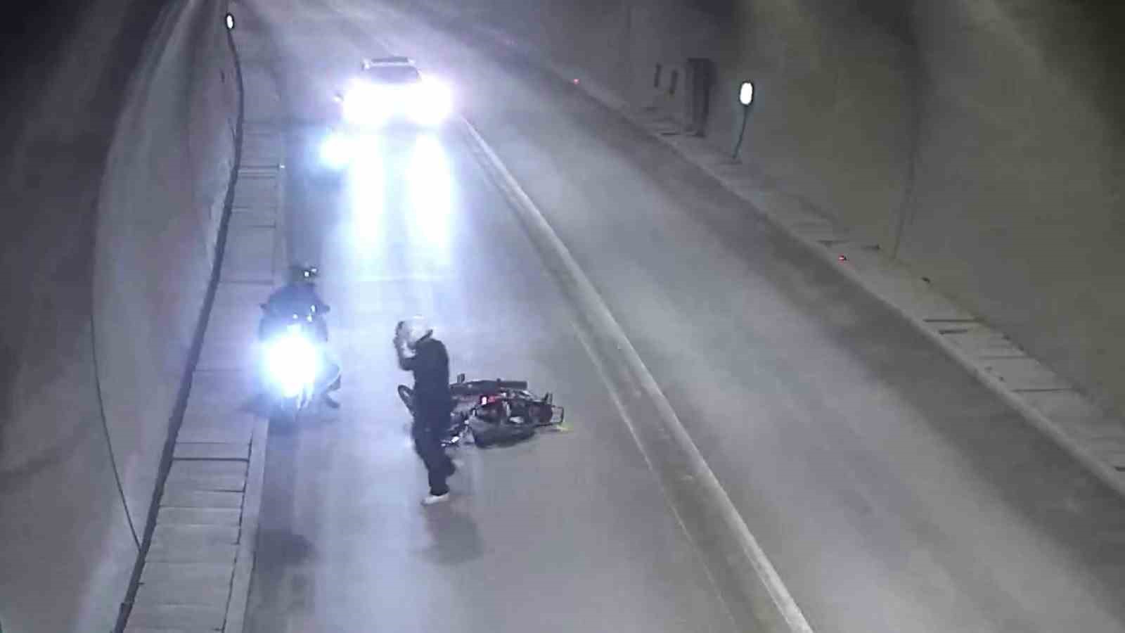 Tünelde motosikletten düşüp metrelerce sürüklendi: Kaza anı kamerada 5 tunelde motosikletten dusup metrelerce suruklendi kaza ani kamerada 1 yvg6FqjB