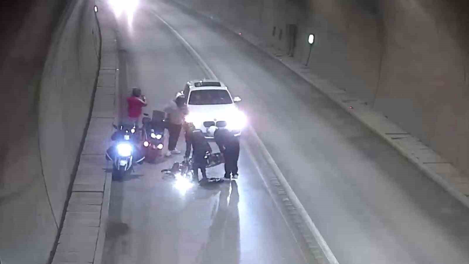 Tünelde motosikletten düşüp metrelerce sürüklendi: Kaza anı kamerada 6 tunelde motosikletten dusup metrelerce suruklendi kaza ani kamerada 2 mCOIWKIt