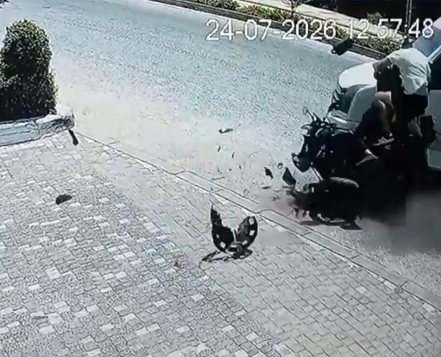 Tur midibüsüyle çarpışan motosiklettekiler yola savruldu 4 tur midibusuyle carpisan motosiklettekiler yola savruldu 0 X9WS8uMm