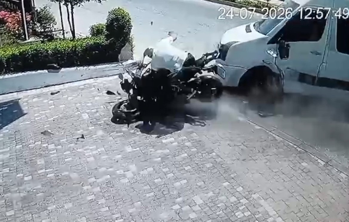 Tur midibüsüyle çarpışan motosiklettekiler yola savruldu 5 tur midibusuyle carpisan motosiklettekiler yola savruldu 1 ccCItWU3