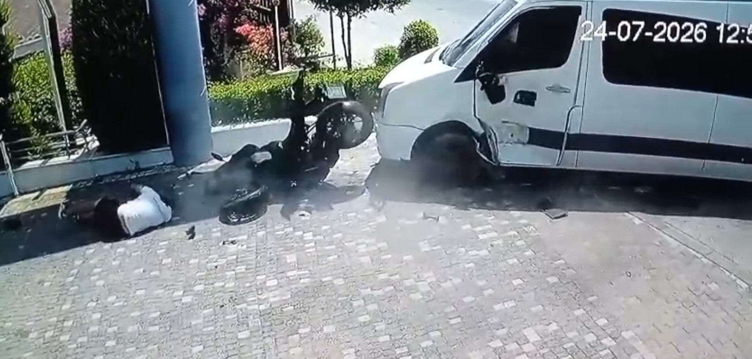 Tur midibüsüyle çarpışan motosiklettekiler yola savruldu 6 tur midibusuyle carpisan motosiklettekiler yola savruldu 2 YM1VWPkY
