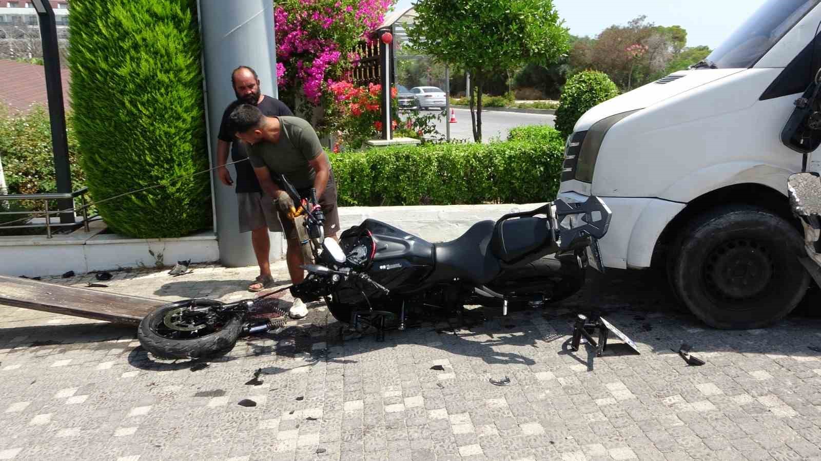Tur midibüsüyle çarpışan motosiklettekiler yola savruldu 7 tur midibusuyle carpisan motosiklettekiler yola savruldu 3
