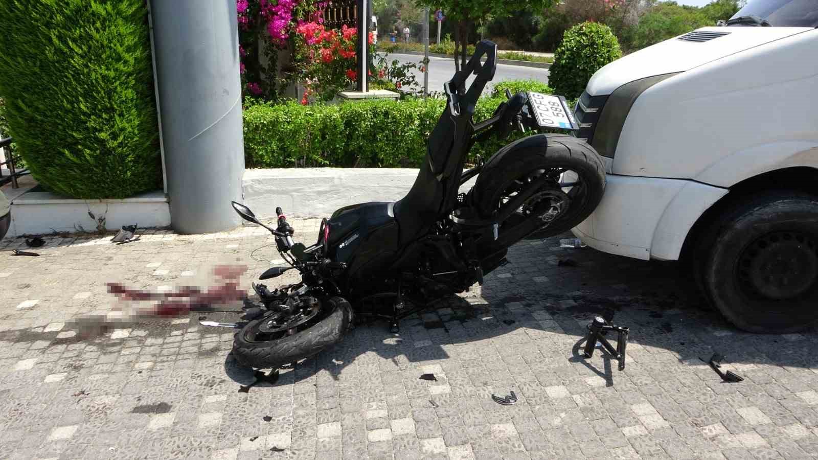 Tur midibüsüyle çarpışan motosiklettekiler yola savruldu 8 tur midibusuyle carpisan motosiklettekiler yola savruldu 4 Jt2PHDWE