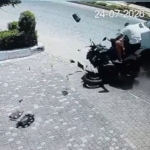 tur-midibusuyle-carpisan-motosiklettekiler-yola-savruldu-XZ3k4iDZ.jpg