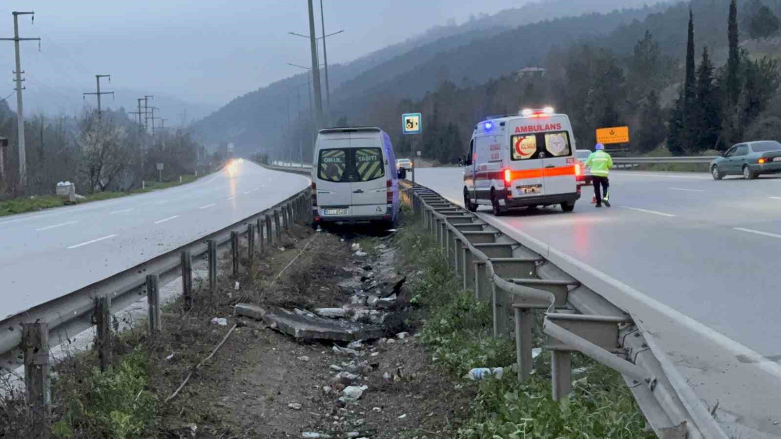 tur minibusu kaza yapti 4 yarali 2 1X7M4Z4e