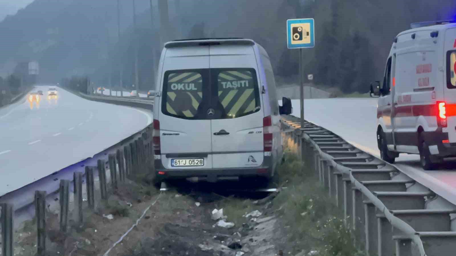 tur minibusu kaza yapti 4 yarali 3 yFA9PNPY