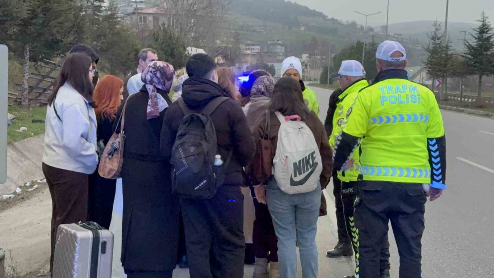tur minibusu kaza yapti 4 yarali 4 peM84zvY