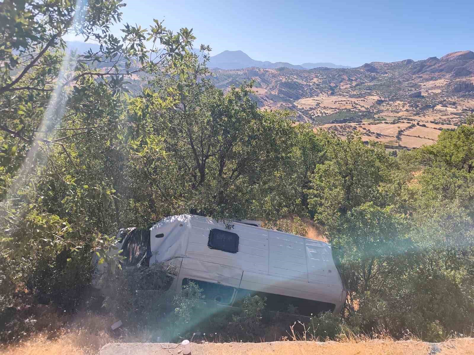 tur minibusu sarampole yuvarlandi 13 yarali 1