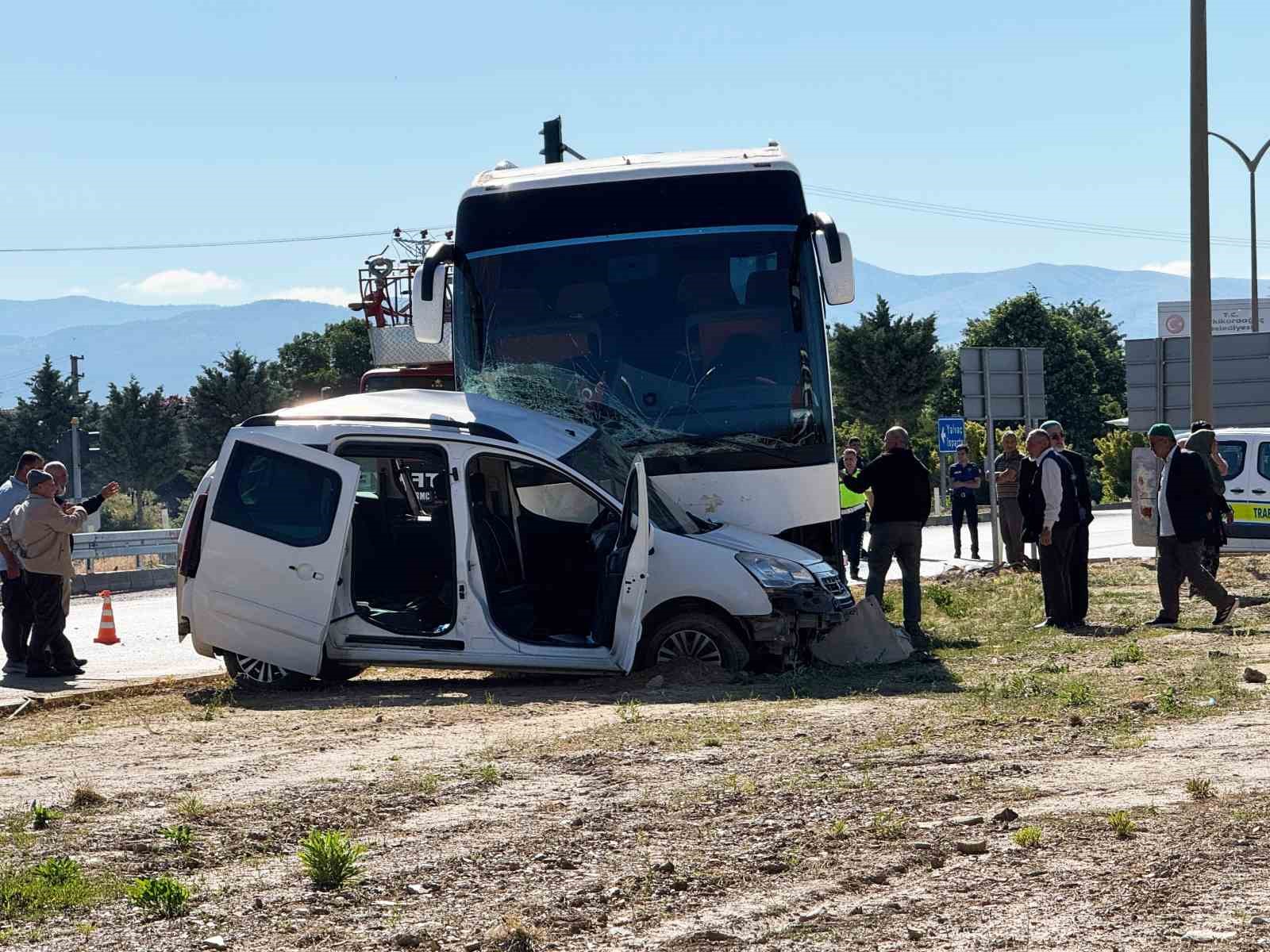 tur otobusu ile hafif ticari arac carpisti genc surucu hayatini kaybetti 0 YjSqAIZH