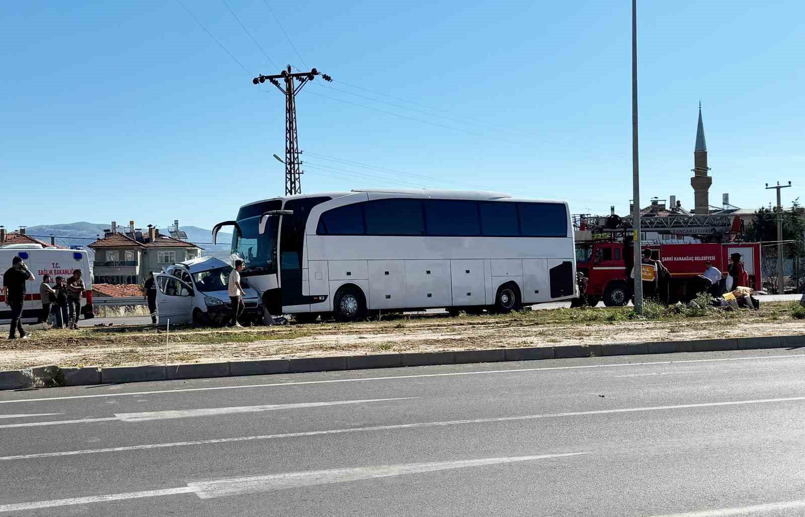 tur otobusu ile hafif ticari arac carpisti genc surucu hayatini kaybetti 1 p8tAjZ5v