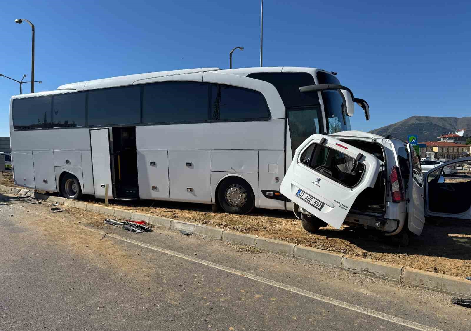 tur otobusu ile hafif ticari arac carpisti genc surucu hayatini kaybetti 3 ncqCiIiE