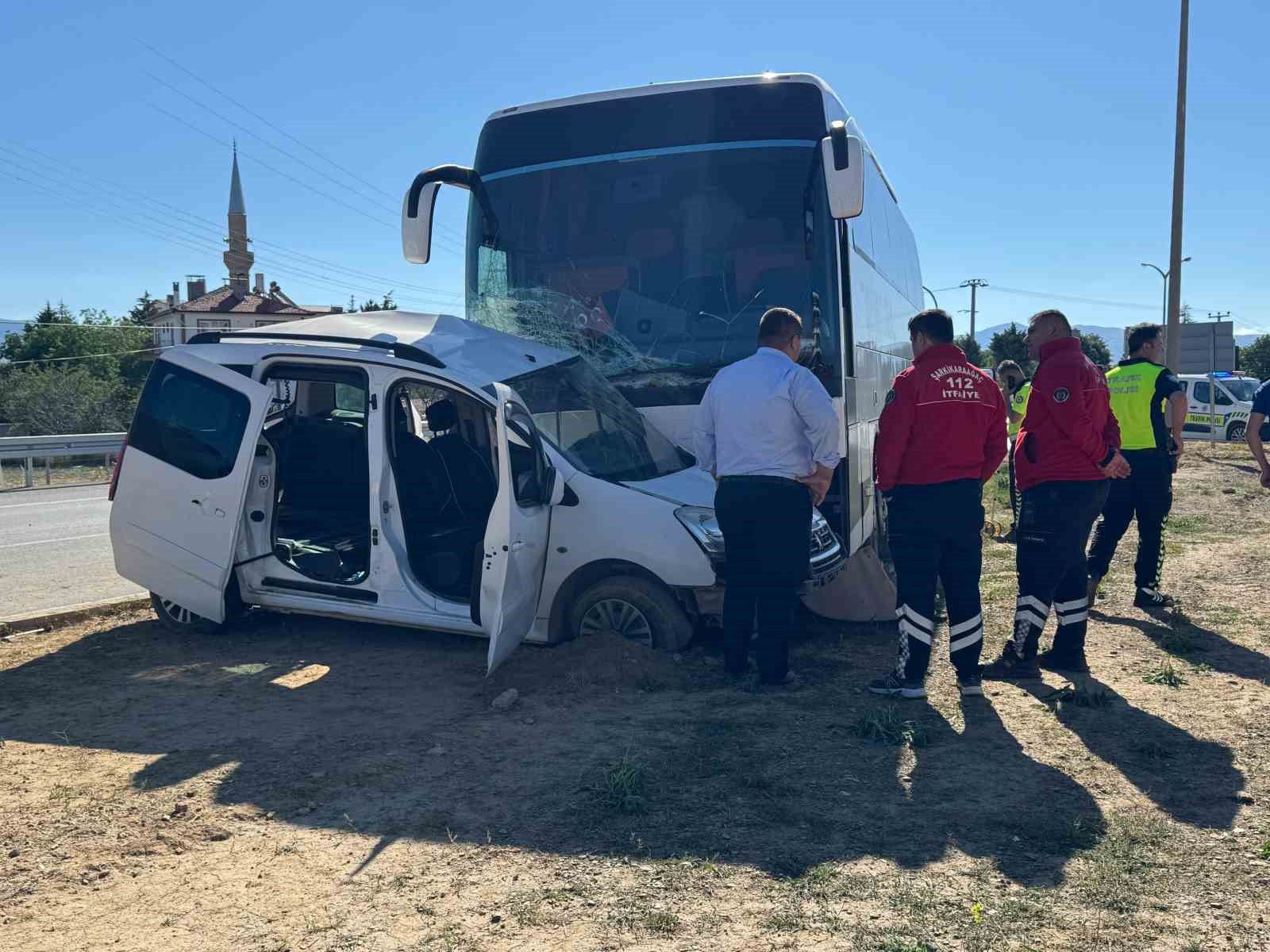 tur otobusu ile hafif ticari arac carpisti genc surucu hayatini kaybetti 4 v5qUMqyY
