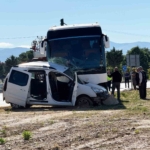 tur-otobusu-ile-hafif-ticari-arac-carpisti-genc-surucu-hayatini-kaybetti-FTSaudHR.jpg