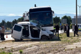 tur-otobusu-ile-hafif-ticari-arac-carpisti-genc-surucu-hayatini-kaybetti-FTSaudHR.jpg