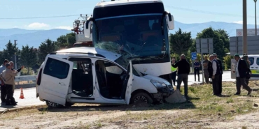 tur-otobusu-ile-hafif-ticari-arac-carpisti-genc-surucu-hayatini-kaybetti-FTSaudHR.jpg