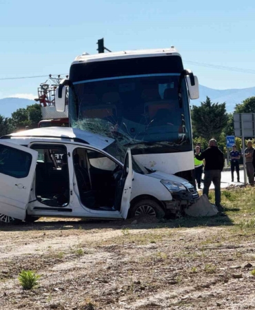 tur-otobusu-ile-hafif-ticari-arac-carpisti-genc-surucu-hayatini-kaybetti-FTSaudHR.jpg
