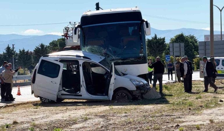 tur-otobusu-ile-hafif-ticari-arac-carpisti-genc-surucu-hayatini-kaybetti-FTSaudHR.jpg
