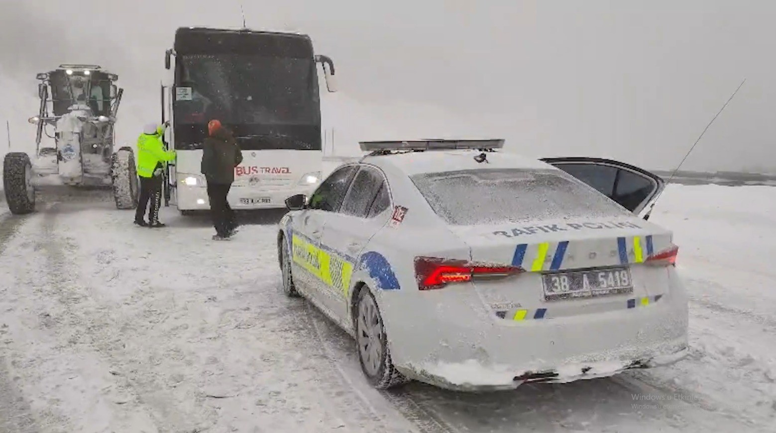 tur otobusunde donma tehlikesi geciren 44 kisi kurtarildi 0 aUbZUcNM