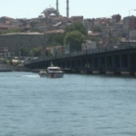 tur-teknesi-koprunun-ayagina-carpti-dengesini-kaybeden-personel-suya-dustu-NInDjJhd.jpg