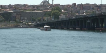 tur-teknesi-koprunun-ayagina-carpti-dengesini-kaybeden-personel-suya-dustu-NInDjJhd.jpg