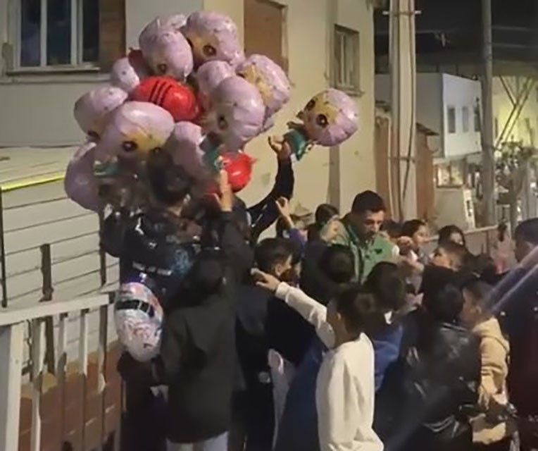 turgutluda baloncudan cocuklara ramazan surprizi 1 zkqqFfiw