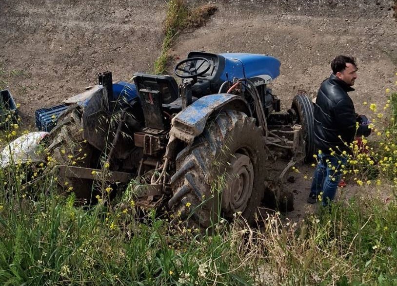 turgutluda on lastigi firlayan traktor takla atti 2 yarali 1 SXLZZ23E