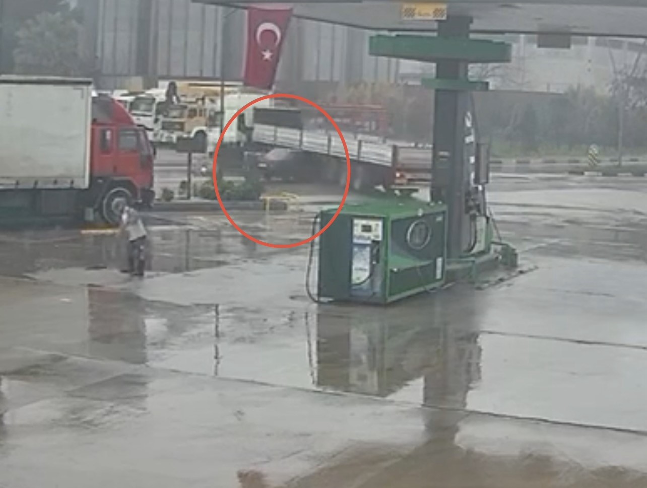 turgutluda otomobil tirin altina ok gibi saplandi o anlar kamerada 0