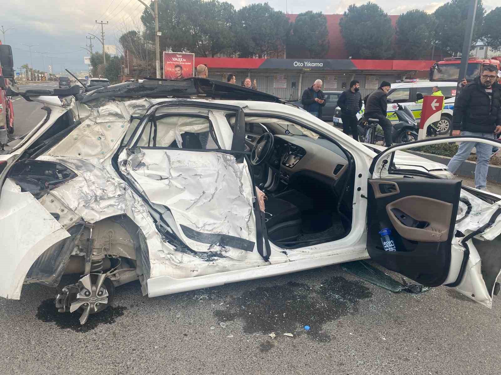 turgutluda yolcu otobusu ile otomobil carpisti 3 yarali 0 wgLUDe2R