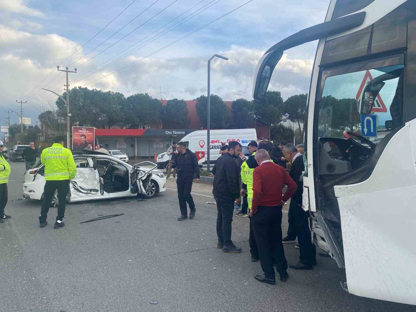 turgutluda yolcu otobusu ile otomobil carpisti 3 yarali 1 BjWiRiKV