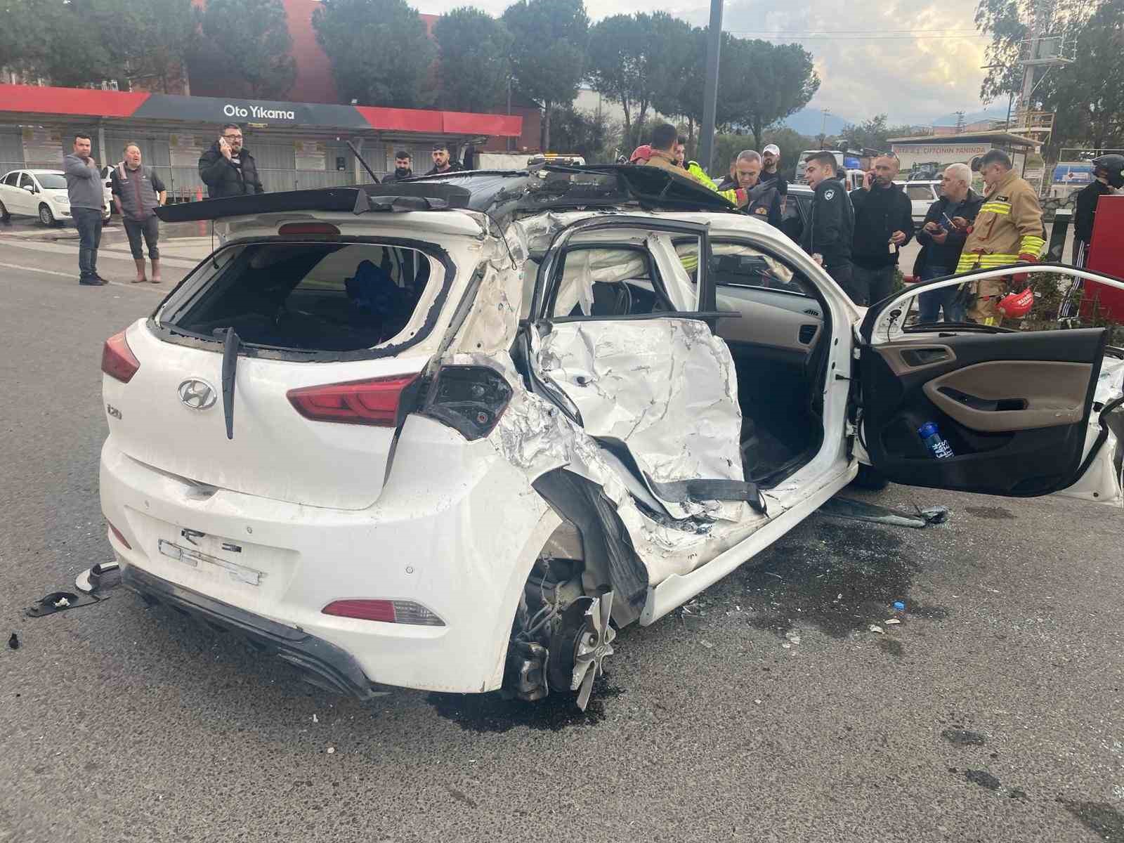turgutluda yolcu otobusu ile otomobil carpisti 3 yarali 2 XOdWh2YK