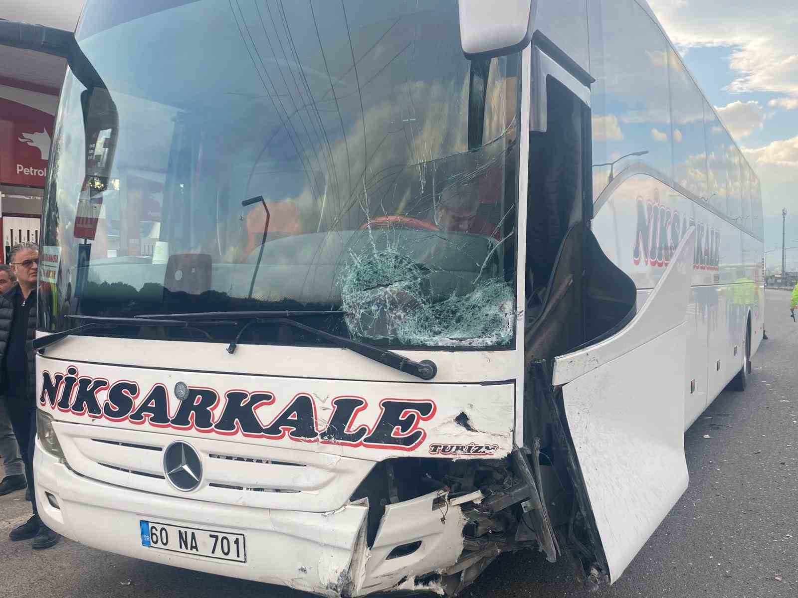turgutluda yolcu otobusu ile otomobil carpisti 3 yarali 3 M8KHTwvL