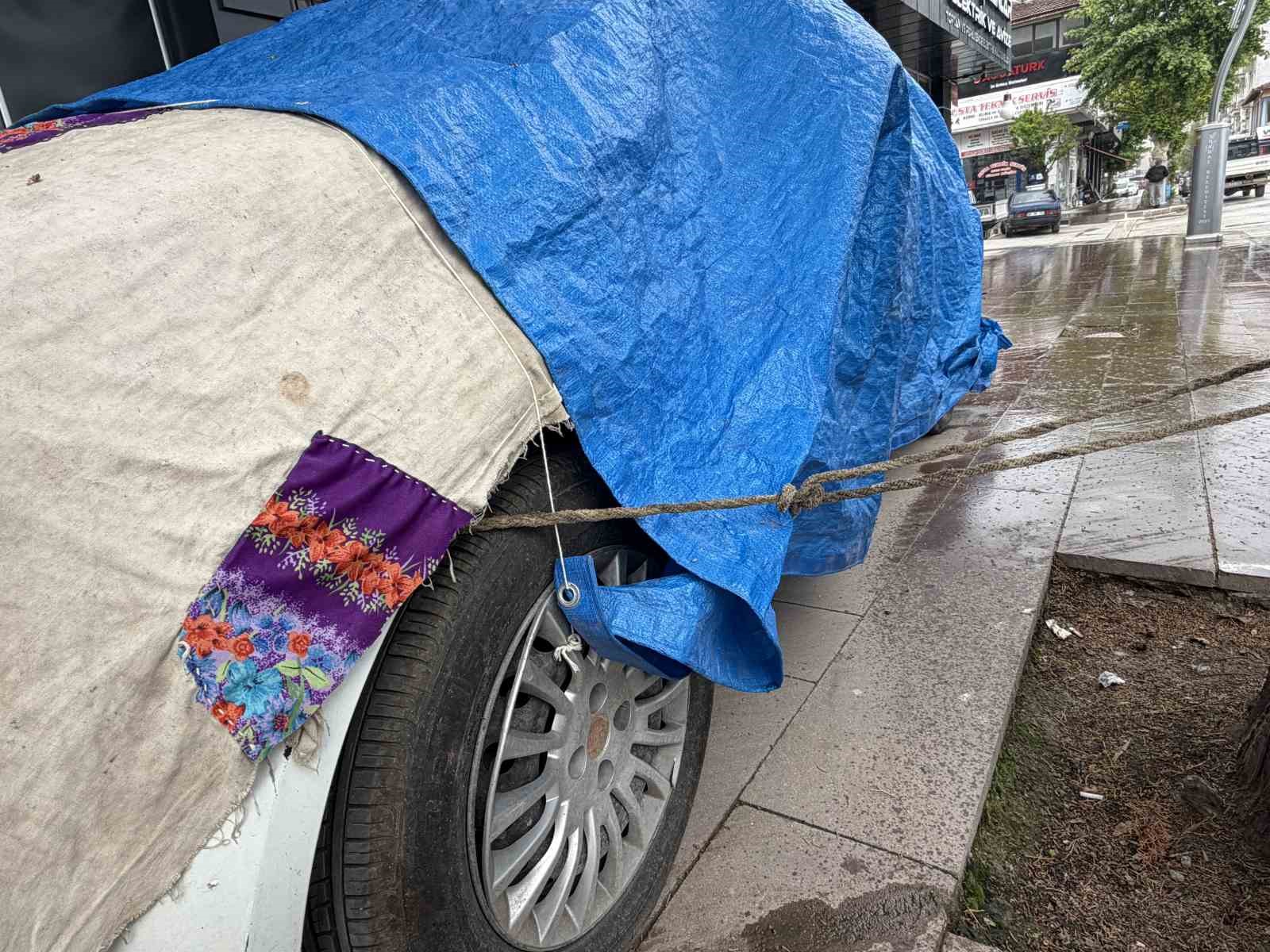 turhalda taskin korkusuyla vatandas otomobilini agaca bagladi 1
