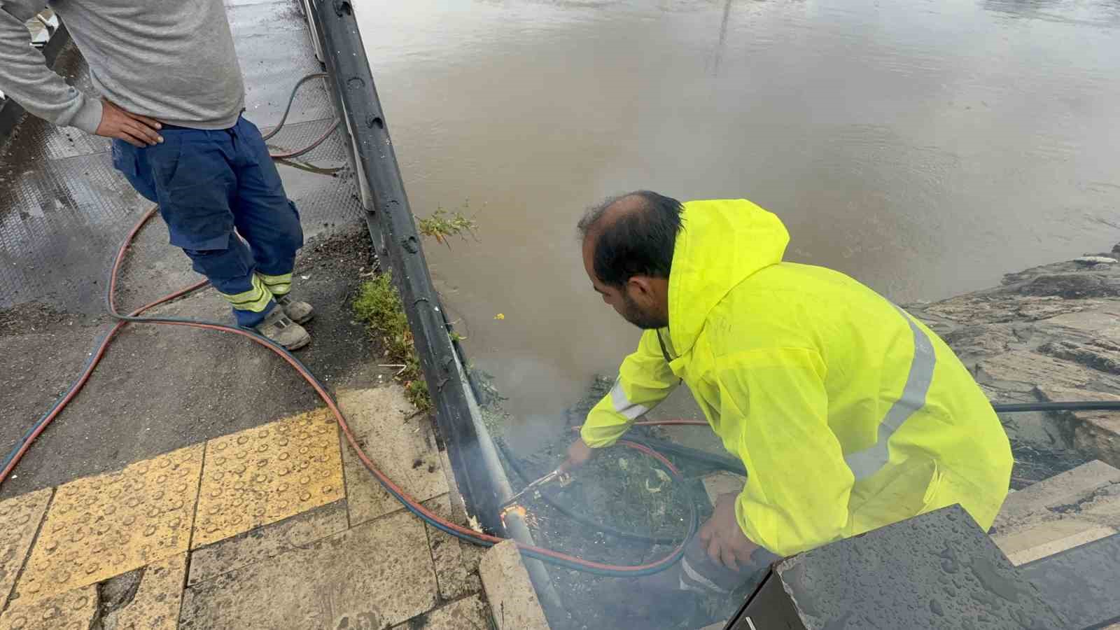 turhalda taskin riski nedeniyle koprulerde yikim ve sokum calismasi basladi 1 a1UQWwiw